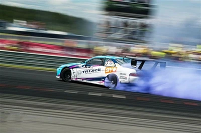 Racing King, ở cấp độ đua, cung cấp lực kéo mạnh mẽ để tăng sức mạnh cho chiế...